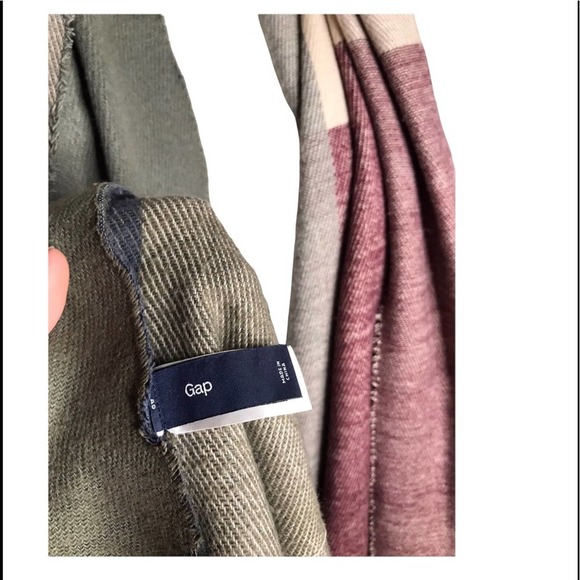 Gap | Multi-Color Long Oversized Fringe Scarf warm cute and comfortable - Picture 4 of 7